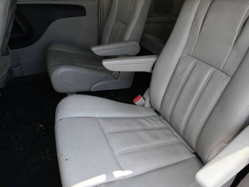 Used 2013 Chrysler Town & Country Touring FWD image 10