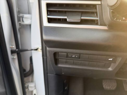 Used 2024 Mitsubishi Outlander SE image 27