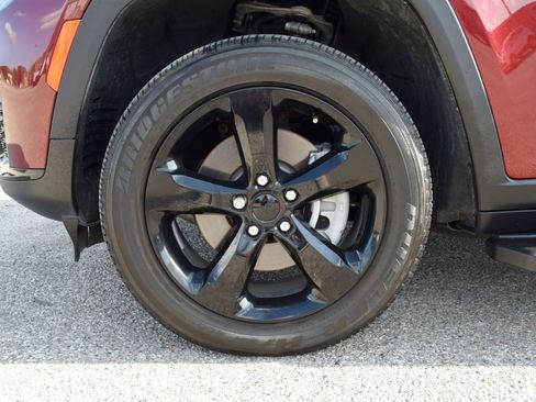 Used 2023 Jeep Grand Cherokee L Laredo image 27