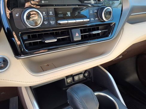 Used 2021 Toyota Highlander XLE AWD/4WD image 33