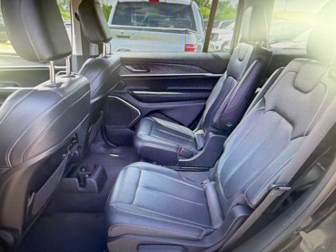 Used 2022 Jeep Grand Cherokee L Limited AWD/4WD image 13