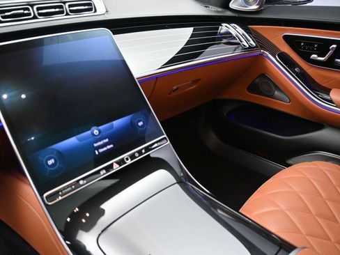 Used 2022 Mercedes-Benz S 580 4MATIC Sedan w/ AMG Line Package image 4