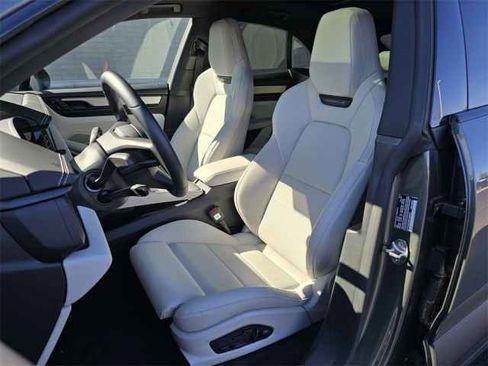 New 2024 Porsche Macan 4 Electric image 5