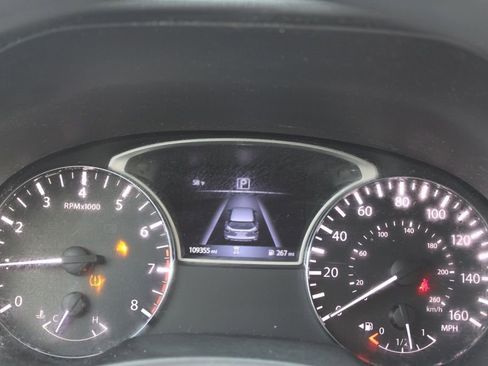 Used 2018 Nissan Pathfinder SV image 32