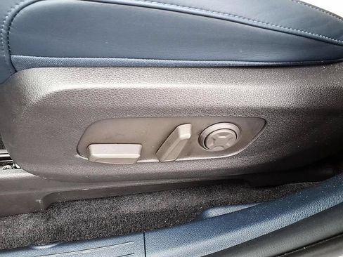 Used 2025 Kia Carnival EX FWD image 19