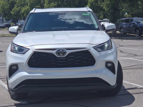 Used 2023 Toyota Highlander XLE FWD image 3