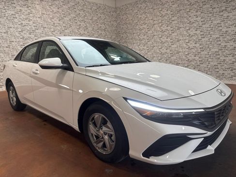 New 2026 Hyundai Elantra SE FWD image 1