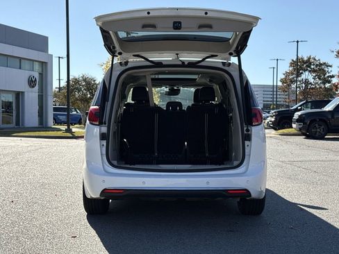 Used 2024 Chrysler Pacifica Limited image 16