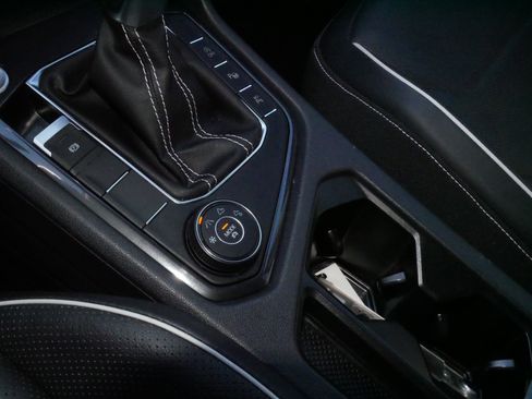 Certified 2022 Volkswagen Tiguan SEL R-Line image 25