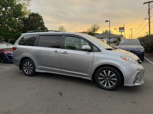 Used 2018 Toyota Sienna XLE w/ XLE Navigation Package AWD/4WD image 11