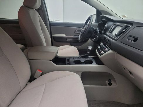 Used 2018 Kia Sedona LX image 21