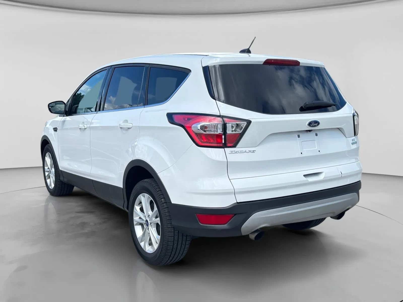 Used 2017 Ford Escape SE FWD image 3