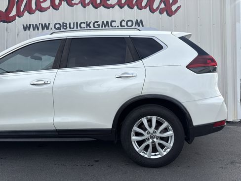 Used 2018 Nissan Rogue SV image 2