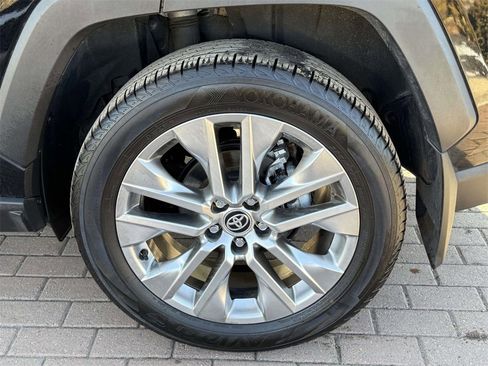 Used 2021 Toyota RAV4 Limited image 7