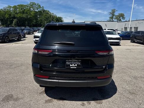 Used 2023 Jeep Grand Cherokee Altitude AWD/4WD image 4