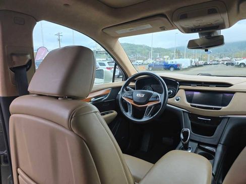 Used 2017 Cadillac XT5 Platinum w/ Driver Assist Package image 10