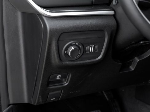 Used 2022 Jeep Grand Cherokee Laredo w/ Luxury Tech Group I image 38