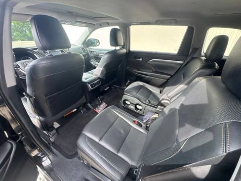 Used 2019 Toyota Highlander Limited FWD image 4