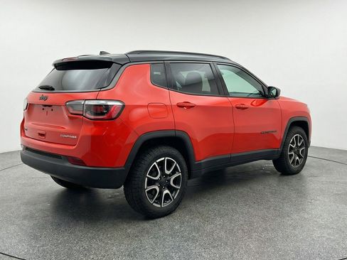 Used 2025 Jeep Compass Trailhawk AWD/4WD image 9