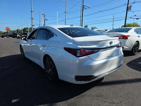 Used 2022 Lexus ES 300h w/ Premium Package FWD image 2