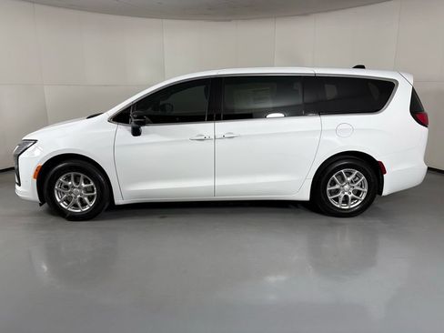 New 2027 Chrysler Pacifica Select FWD image 5