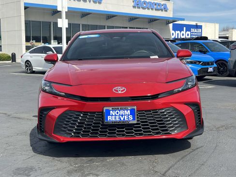 Used 2025 Toyota Camry SE w/ Convenience Package image 4