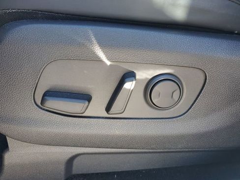 Used 2022 Kia Carnival LX image 39