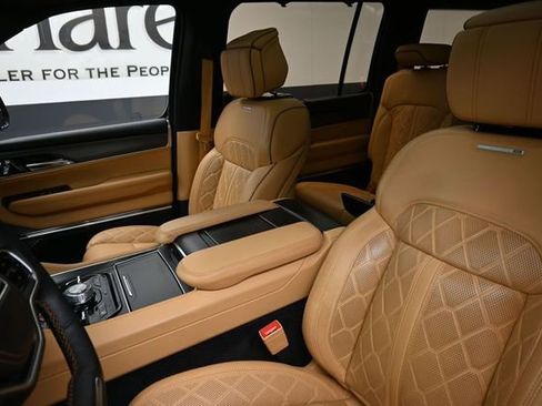 Used 2023 Jeep Grand Wagoneer Series III AWD/4WD image 16