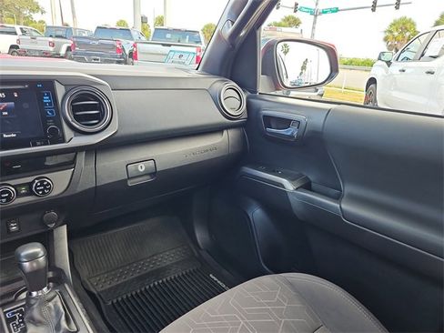 Used 2017 Toyota Tacoma TRD Sport image 9