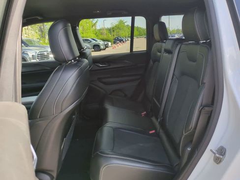 Used 2025 Jeep Grand Cherokee Altitude image 13