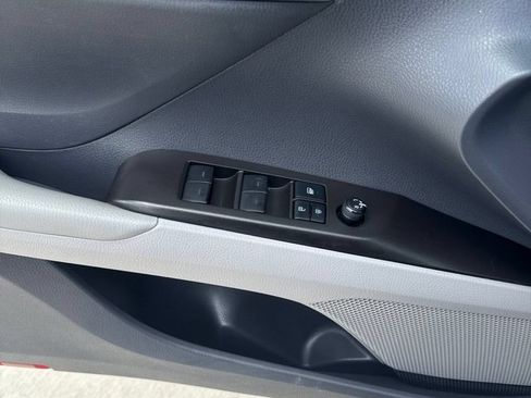 Used 2021 Toyota Camry SE w/ Cold Weather Package FWD image 9