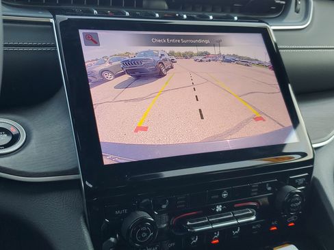 Used 2024 Jeep Grand Cherokee L Limited image 18