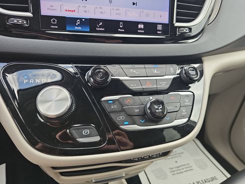 Used 2023 Chrysler Pacifica Touring-L FWD image 31