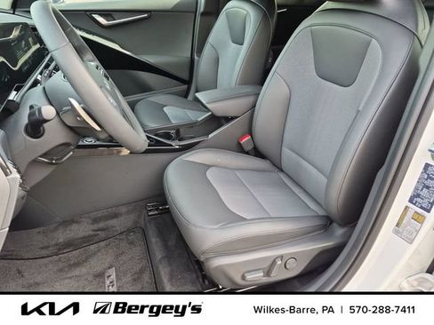 Certified 2025 Kia Niro EX w/ EX Cold Weather Package FWD image 12