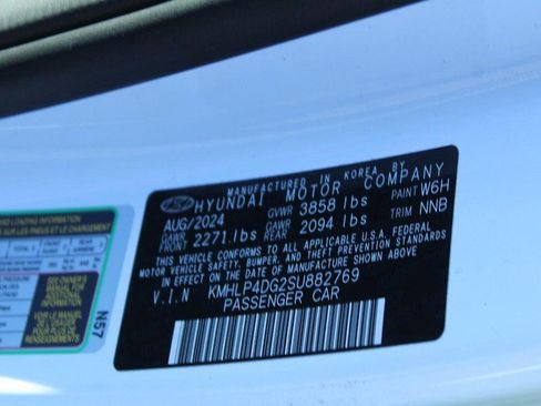 Used 2025 Hyundai Elantra Limited image 18