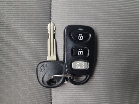 Used 2017 Hyundai Elantra SE image 32