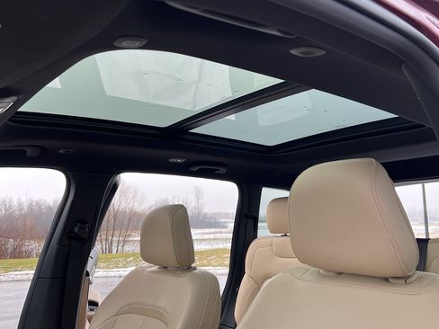 Used 2024 Jeep Grand Cherokee Limited w/ Luxury Tech Group II image 20