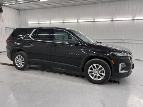 Used 2023 Chevrolet Traverse LS FWD image 1