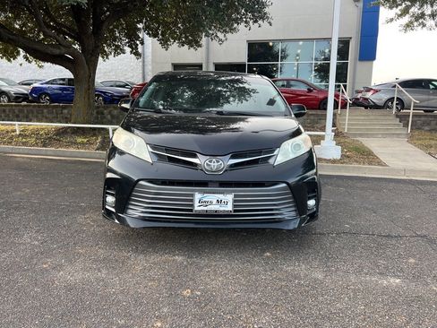 Used 2018 Toyota Sienna XLE image 2