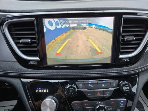 Used 2025 Chrysler Pacifica Limited image 9