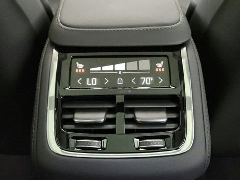 Certified 2025 Volvo XC90 B6 Core w/ Protection Package Premier AWD/4WD image 31