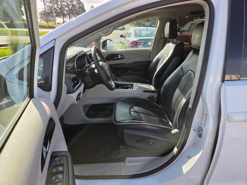 Used 2023 Chrysler Pacifica Limited FWD image 14