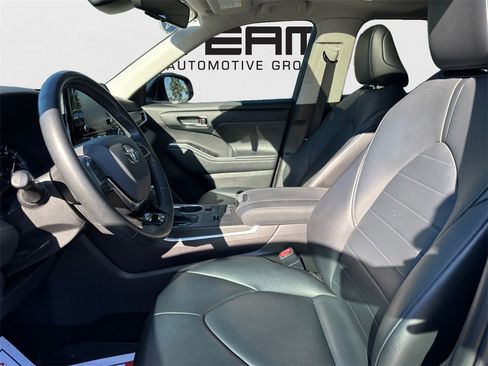 Used 2021 Toyota Highlander XLE image 26