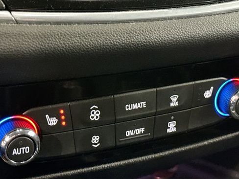 Used 2018 Buick Enclave Essence image 21