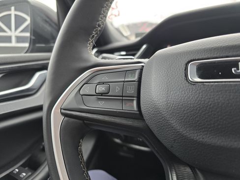 Used 2025 Jeep Grand Cherokee Altitude image 19