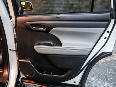 Certified 2023 Toyota Highlander XLE image 17