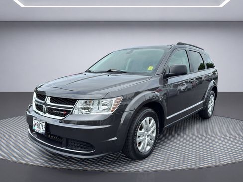 Used 2018 Dodge Journey SE w/ Connectivity Group FWD image 2