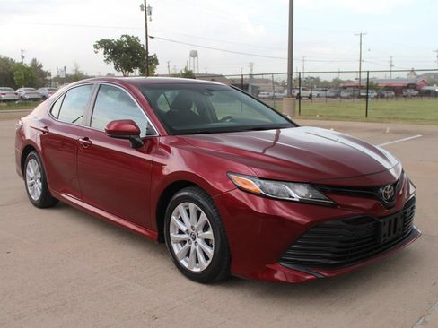 Used 2019 Toyota Camry LE FWD image 2