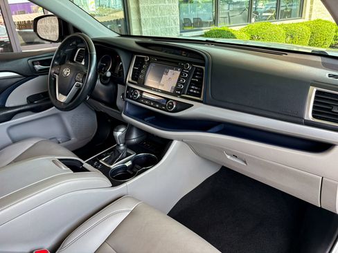 Used 2019 Toyota Highlander XLE FWD image 29