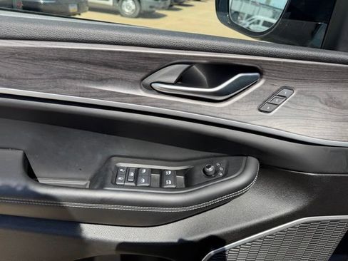 Used 2023 Jeep Grand Cherokee Limited w/ Luxury Tech Group II AWD/4WD image 17